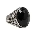 Gros plan d'une bague vintage en acier titane avec pierre noire facettée sertie - 6 / Pierre Noire