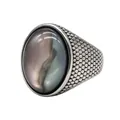 Détail d'une bague vintage en acier titane avec pierre ovale et texture en écailles. - Taille 6 / Pierre colorée ovale (style abalone)