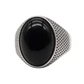 Gros plan d'une bague vintage en acier avec une grande pierre noire ovale texturée - 6 / Pierre noire ovale
