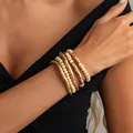Ensemble de bracelets superposés avec tubes en métal doré et perles crème sur le poignet - Bracelet (7287K2) / Or