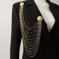 Vue détaillée d'une élégante broche à plusieurs rangs de chaînes dorées et perles. - Style Fermoir Demi-Boule Chaîne Gland Perle Artificielle Multicouche (E2-00420) / Or