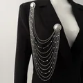 Vue détaillée d'une broche à pampilles multicouches argentée avec perles sur veste - Style Fermoir Demi-Boule Chaîne Gland Perle Artificielle Multicouche (E2-00420) / Argent