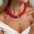 Primo piano di collana di perle di resina rosa con sfera dorata - Collana - Rosso Rosa