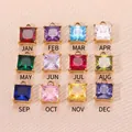 Set de 12 colgantes cuadrados de piedras de nacimiento chapados en oro 18K para joyas DIY - Circonia Granate de Enero / 6x6mm / Dorado
