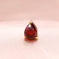 Elegante colgante de circonita roja en forma de pera en acero de titanio chapado en oro de 18k - Piedra de Nacimiento de Enero (Rojo Granate) / Colgante 6x8mm / Dorado