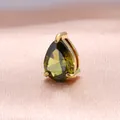 Colgante de circonita verde oliva a pera con montura de acero al titanio chapado en oro 18k - Piedra de Nacimiento de Agosto (Verde Peridoto) / Colgante 6x8mm / Dorado