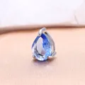 Primer plano detallado del elegante colgante de circón azul en forma de pera en plata. - Piedra de Nacimiento de Diciembre (Azul) / Colgante 6x8mm / Color acero