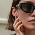 Elegante roestvrijstalen hartvormige zirkoon oorknopjes, gedragen door een model - Hart Stijl (4058AG) / Goud