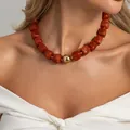 Collana bohémien con perle in resina marmorizzata marrone-rosso e sfera dorata - Collana-Marrone