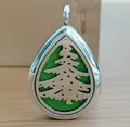 Collar difusor de aromaterapia de acero inoxidable en forma de lágrima con árbol de Navidad - Estilo Árbol de Navidad (E014) / Colgante + 10 Almohadillas de Algodón