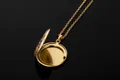 Collar con relicario circular de acero inoxidable dorado, acabado pulido y diseño abierto - Rosa oro