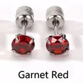 Pendientes de tuerca con circonita roja granate y un engaste de cuatro garras - Rojo granate