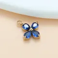 Kleiner goldfarbener Titanstahl-Vierblatt-Kleeblattanhänger mit blauen Zirkonsteinen. - Golden sapphire (nano)