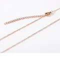 Detalle del cierre y la cadena de extensión del collar de acero inoxidable oro rosa - 45cm Largo 1mm Ancho / Rosa oro