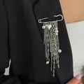 Silberne Sicherheitsnadel-Brosche mit Herz-Anhänger, Perlen und Ketten-Quasten - Pearl Tassel Style (0384) / Silber