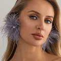 Boucles d'oreilles clous en plumes lavande avec un détail central en strass brillant - Gris