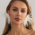 Élégantes boucles d'oreilles en plumes blanches avec de délicats accents de strass - Blanc Cassé