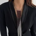Dettaglio di una collana creativa a spilla con perle di cristallo e nappe a catena - Stile Spilla da Balia Nappina (07669) / Oro bianco