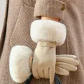 Gants d'hiver élégants beiges pour femmes avec bordure en fausse fourrure blanche et détail - Taille unique / Blanc Cassé