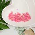 Primer plano de cuentas de perlas de imitación ABS redondas en un plato blanco de corazón - Diámetro 4mm (Aprox. 500pcs) / Multicolor Amarillo Claro Rojo Rosa
