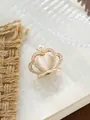 Detailansicht einer goldenen Kronenbrosche im Vintage-Stil mit Herzstein und Kristallakzenten - Kronenstil (A22-101)