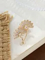 Detailansicht einer Vintage-Ginkgoblatt-Brosche mit funkelnden Zirkonia auf einem Buch - Doppelter Ginkgoblatten-Blume (A22-103)