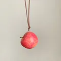 Colgante de manzana roja realista colgado de un cordón marrón minimalista - Manzana Roja / L