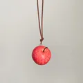 Primer plano de un colgante de manzana roja realista con cordón de cuero marrón - Manzana Roja / M