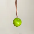Vista detallada de un collar con colgante de manzana verde realista y cordón de gamuza - Manzana Verde / M