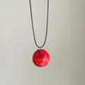 Primer plano de un collar con colgante de manzana roja en 3D realista con cordón negro - Manzana Roja / S