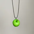 Primer plano detallado de un collar con colgante de manzana verde brillante en 3D. - Manzana Verde / S