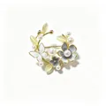Detail van vintage bloemenkrans broche met elegante parels en mooie kattenoogstenen - Grijs