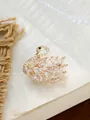 Detailaufnahme einer eleganten Schwanen-Brosche mit Marquise-Kristallen in Gold - Schwan-Stil (A22-104 Brosche)