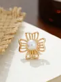 Detailaufnahme einer eleganten, goldfarbenen Blumenbrosche mit zentraler Perle - Gold Hohl Herzform Blume (A23-7)