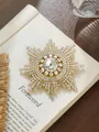 Exquisite Sonnenblumen-Brosche mit Strasssteinen auf einer alten Buchseite präsentiert. - Klarweiß (A22-117)