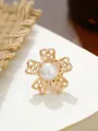 Detailansicht einer eleganten goldenen Blumenbrosche mit weißer Perle und Gitterblättern - Gold Hohl Gitter Blume (A23-9)