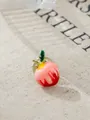 Süße Emaille-Brosche in Fruchtform mit rosa und roter Glasur auf strukturiertem Stoff. - Rosa Frucht Stil (A22-16) / 1,3 cm x 1,7 cm
