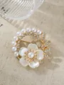Nahaufnahme einer eleganten goldfarbenen Brosche mit weißen Perlen und Kristallblume - Chanel-Stil Zweigblumen-Stil (A22-54)