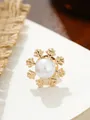 Makro einer goldenen Schneeflocken-Brosche mit weißer Perle auf strukturiertem Grund - Künstliche Perle Schneeflocke Stil (A23-11) / Gold