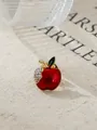 Detailaufnahme einer roten Apfel-Brosche mit Kristallakzenten auf beige Stoffhintergrund. - Roter Apfel Strass Stil (A22-17) / 1.5cm*1.8cm
