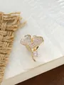 Detaillierte Nahaufnahme einer vergoldeten Ginkgoblatt-Brosche mit glänzenden Kristallen - Vintage Pave Ginkgoblatt (A22-110)