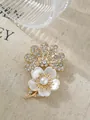 Detailaufnahme einer eleganten Blumenbrosche mit Perle und funkelnden Kristallen in Gold. - Eleganter Blütenblatt-Strass-Stil (A22-53)