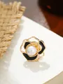 Nahaufnahme einer eleganten Perlen-Kamelienblüten-Brosche mit schwarzer Emaille - Gold Hohl Schwarz Kern Kamelie (A23-3)