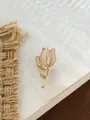 Nahaufnahme einer eleganten goldfarbenen Tulpenbrosche mit transparenten Steinen und Zirkonia - Tulpenstil (A22-111)