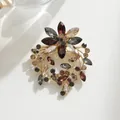 Eleganter Blumenkranz-Brosche mit bunten Strasssteinen auf weißem Grund - Kranz-Stil (A22-4) / Mehrfarbig