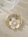 Detailansicht der eleganten Blumenbrosche mit funkelnden Kristallen und einer zentralen Perle - Hochwertiger Ring-Blumen-Stil (A22-52)