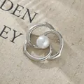 Eleganter silberner Kamelien-Blumen-Broschen-Pin mit großer Perle. - Stromlinienförmiger Hohler Kamelienstil (A22-69) / Silber
