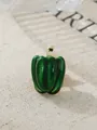 Süße grüne Paprika Frucht Brosche Anstecknadel mit goldenem Stiel auf strukturiertem Stoff - Grüner Paprika Stil (A22-19) / 1.4cm*1.9cm
