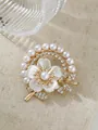 Exquisites Detail einer eleganten Blumenbrosche mit Perlen und funkelnden Strasssteinen. - Perlmutt-Blumen-Halbring-Stil (A22-50)