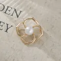 Eleganter Vintage Gold Kamelien-Blumenbrosche mit weißem Perlendetail im Zentrum - Fließende Linie Kamelienstil (A22-70) / Gold